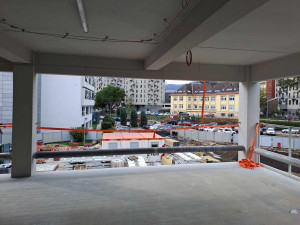 Parkovací dům u krajského úřadu je takřka hotový. Fungovat začne v lednu