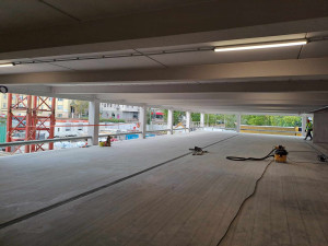 Parkovací dům u krajského úřadu je takřka hotový. Fungovat začne v lednu