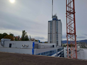 Parkovací dům u krajského úřadu je takřka hotový. Fungovat začne v lednu