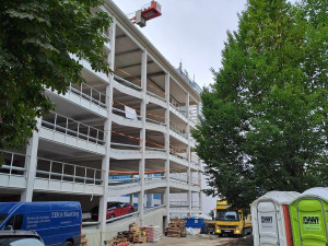 Parkovací dům u krajského úřadu je takřka hotový. Fungovat začne v lednu