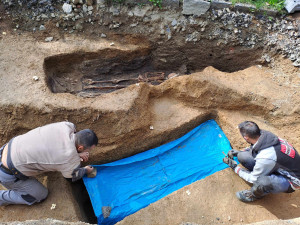 FOTO: Archeologové v parku u bazénu odkryli kostry, hroby a staré hrobky. Upozornila na ně propadající se místa