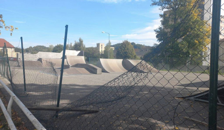 Vandalové zdemolovali oplocení skateparku v Novém Boru. Hrozí jim rok vězení