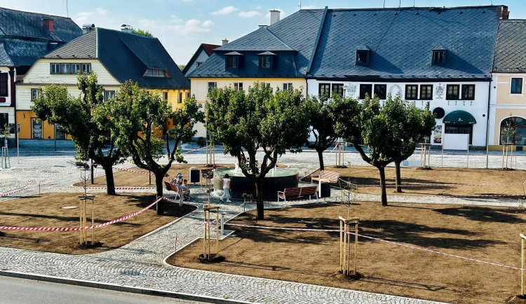 V Jablonném v Podještědí skončily úpravy náměstí, jiný je park i kašna