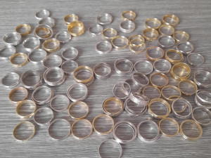 Prchal s prsteny polonahý po náměstí. Doma je schoval do ponožky