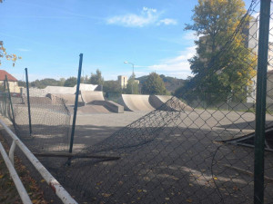 Vandalové zdemolovali oplocení skateparku v Novém Boru. Hrozí jim rok vězení