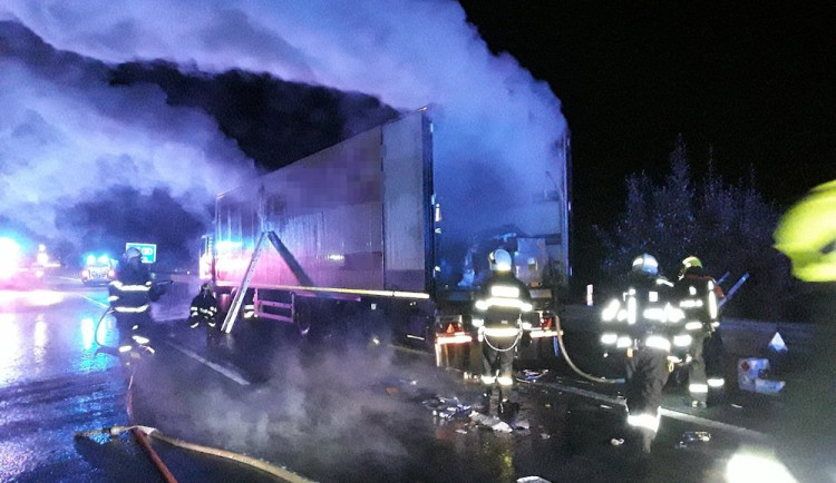 Na silnici 35 u Turnova v noci shořel kamion. Silnice byla šest hodin uzavřena, omezení potrvá
