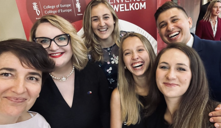 Pětice českých studentů College of Europe spolu s bruselskou zpravodajkou HN Kateřinou Šafaříkovou.