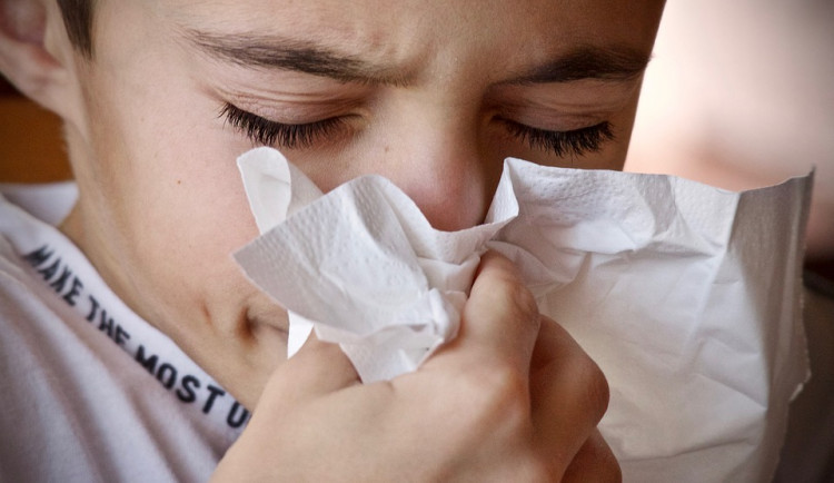 Počet nemocných s respiračními nemocemi vrůstá, stoupá i počet onemocnění Covid-19