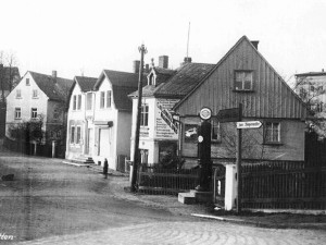 Nejrozšířenější typ meziválečné čerpací stanice, stacionární stojan, v tomto případě v Chotyni na Liberecku. Soukromá sbírka.