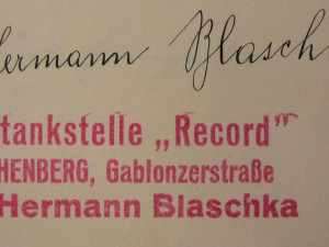 Razítko a podpis provozovatele čerpací stanice Record v Jablonecké ulici, která nabízela palivo firmy Bratři Zikmundové. SOkA Liberec.