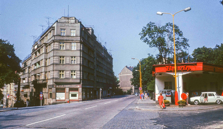 Snímek čerpací stanice pod křídly národního podniku Benzina od fotografa Jana Kabíčka, publikovaný v obrazové knize Liberec, vydané v roce 1977.