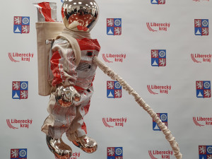 Skleněná díla žákyň železnobrodské školy jdou do benefiční aukce UNICEF