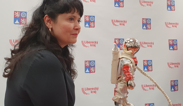 Výkonná ředitelka UNICEF Pavla Gomba s jedním z děl.