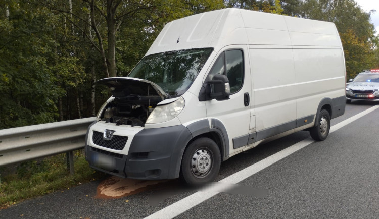 Liberečtí policisté dál pátrají po řidiči dodávky s migranty, Syřany propustili