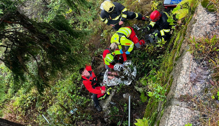 Mladý cyklista se na Ještědu zřítil ze čtyř metrů. Záchranáři ho museli hledat