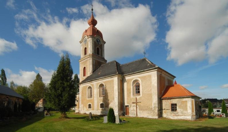 Kostel Všech svatých v Kunraticích s hodinami.