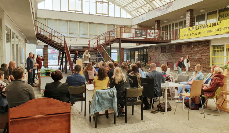 Místo pošty na Kunratické je nyní nábytková banka a re-use centrum.