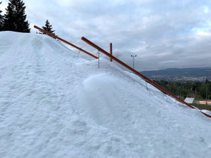 Ve skiareálu na Ještědu začali s výrobou sněhu, lyžovat by se mělo i na Pláních