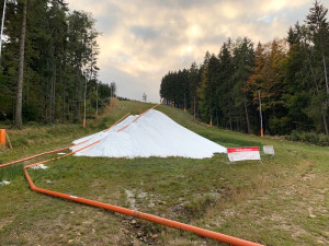 Ve skiareálu na Ještědu začali s výrobou sněhu, lyžovat by se mělo i na Pláních