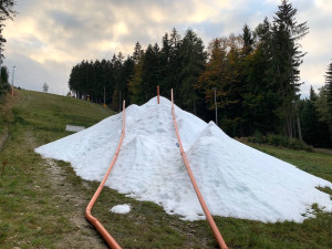 Ve skiareálu na Ještědu začali s výrobou sněhu, lyžovat by se mělo i na Pláních