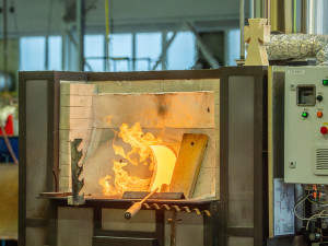 Skláři v Šenově dostali novou moderní pec, jejich tvorbu posouvá kupředu