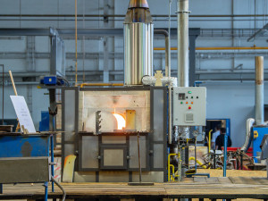 Skláři v Šenově dostali novou moderní pec, jejich tvorbu posouvá kupředu