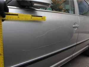 Vandalové v Liberci během noci poničili desítky aut. Policie hledá svědky