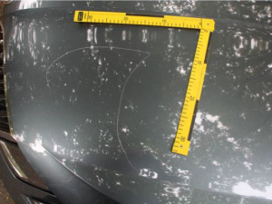 Vandalové v Liberci během noci poničili desítky aut. Policie hledá svědky