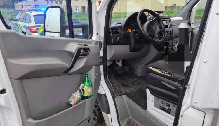 Řidič dodávky rozvážející pečivo kličkoval po silnici. Policistům nadýchal přes tři promile