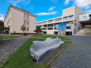 Univerzitní náměstí ozdobila lavička vytvořená 3D tiskem
