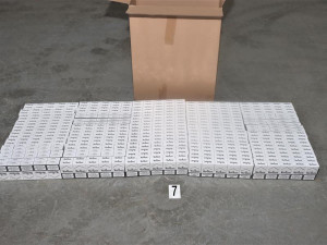 Miliony cigaret, tuny tabáku. Celníci v České Lípě odhalili nelegální výrobní linku