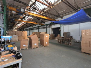 Miliony cigaret, tuny tabáku. Celníci v České Lípě odhalili nelegální výrobní linku