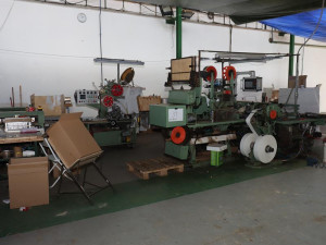 Miliony cigaret, tuny tabáku. Celníci v České Lípě odhalili nelegální výrobní linku