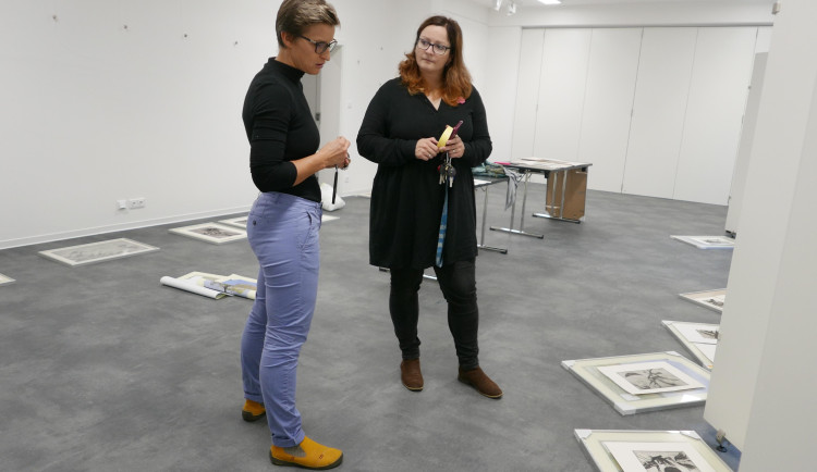 Kurátorka výstavy Lenka Patková (vlevo).