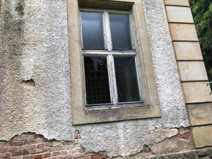 Do opuštěné Lesní vily vnikli zloději kovů. Objekt je stále na prodej