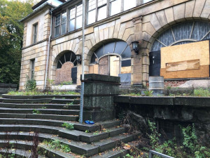 Do opuštěné Lesní vily vnikli zloději kovů. Objekt je stále na prodej