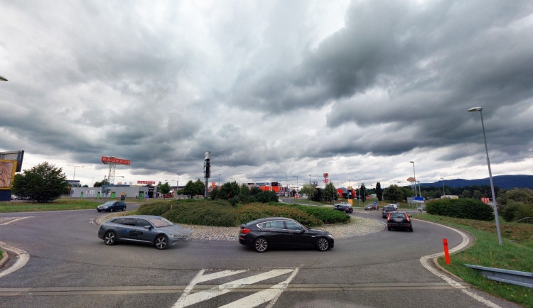 Kruhový objezd v Sousedské ulici.