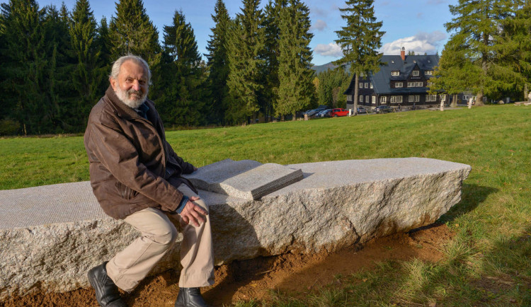 Miloslav Nevrlý na žulové lavičce, kterou dostal jako dárek od přátel.