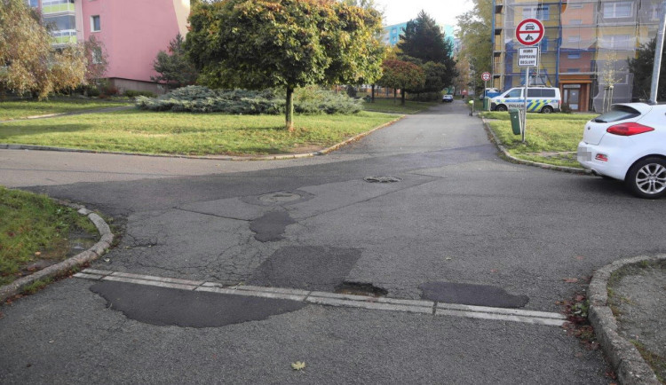 Koloběžkářka na Českolipsku najela do neoznačeného výmolu. Skončila v péči lékařů