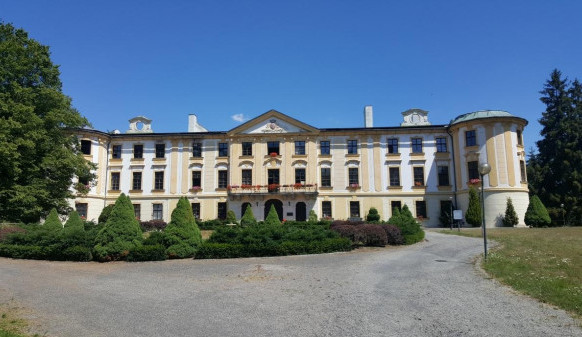 Vyhořelý zámek v Zahrádkách je na prodej, univerzita chce 32 milionů