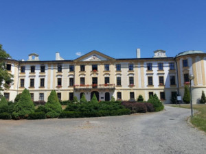Vyhořelý zámek v Zahrádkách je na prodej, univerzita chce 32 milionů