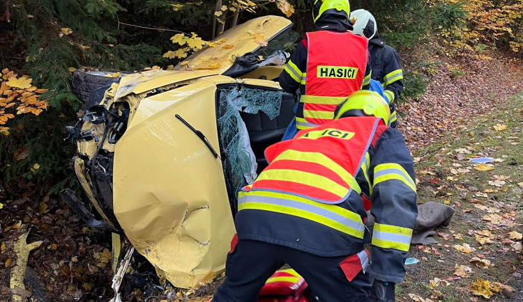 Jeden člověk zemřel při nehodě u Bernartic. Další se stala u Hluboké nad Vltavou