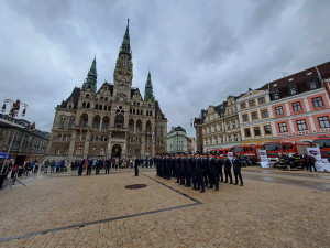 Mladí hasiči skládali služební slib. Při té příležitosti věnovali profíci cisterny svým dobrovolným kolegům