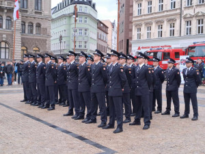 Mladí hasiči skládali služební slib. Při té příležitosti věnovali profíci cisterny svým dobrovolným kolegům