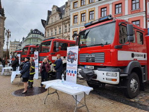Mladí hasiči skládali služební slib. Při té příležitosti věnovali profíci cisterny svým dobrovolným kolegům