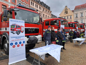 Mladí hasiči skládali služební slib. Při té příležitosti věnovali profíci cisterny svým dobrovolným kolegům