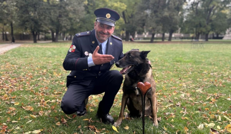 Pes Exel se svým psovodem Václavem Mlejnkem.