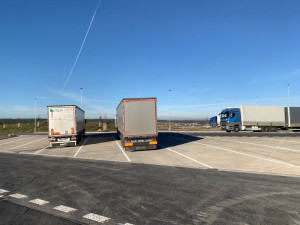 V Česku chybí denně až dva tisíce parkovacích míst pro kamiony. Výstavbu komplikuje složitá příprava staveb