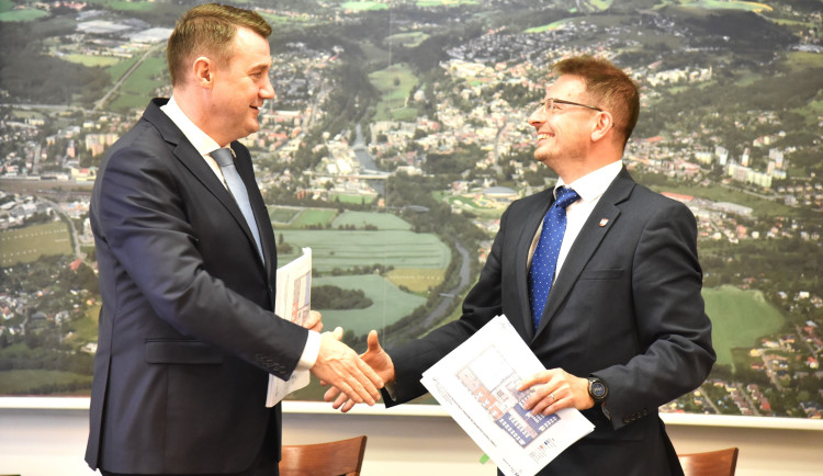 Hejtman Martin Půta (vlevo) podepsal memorandum se starostou Turnova Tomášem Hockem.