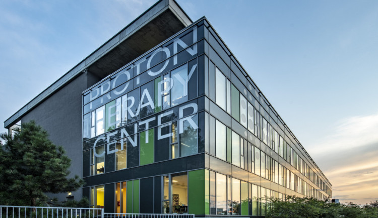 Protonové centrum v Praze léčí rakovinu. Přístup k pacientům je tam na prvním místě